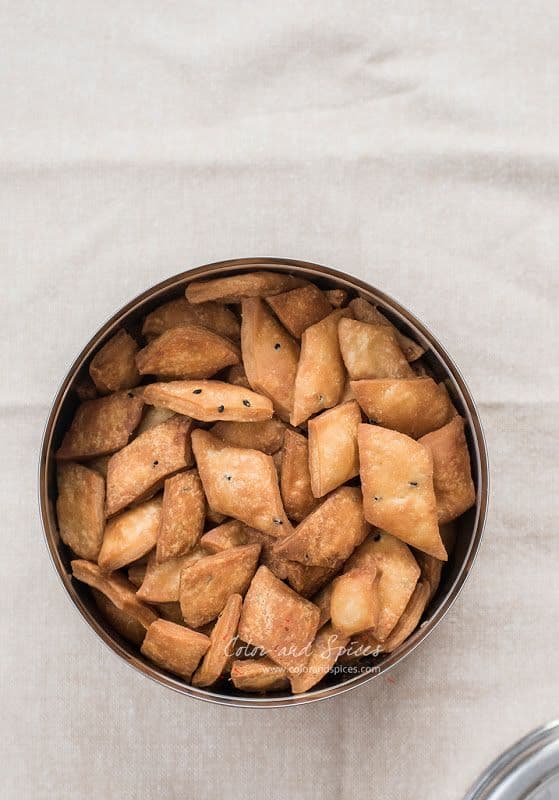 Crispy homemade khasta nimki, diamond-cut, in a steel tin
